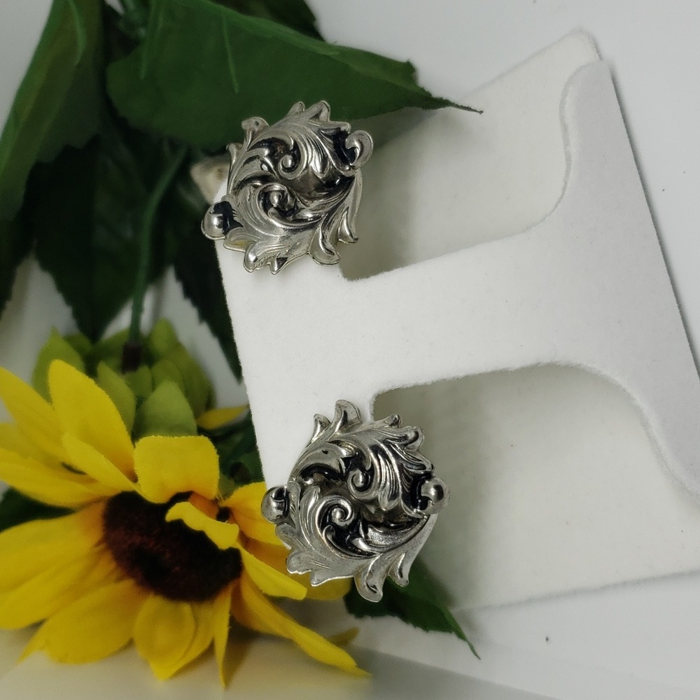 Silver color clip-on earrings w/laurel design Vintage